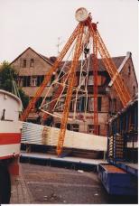 Riesenrad Orion 1 beim Aufbau. Bild aufgenommen in Schwabach am Königsplatz.