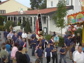 Festzug zur Eröffnung. Zur Eröffnung des Geisenfelder Volksfestes gibt es jedes Jahr einen großen Festzug. Er läuft von der Innenstadt zum Volksfestplatz und endet im Festzelt.