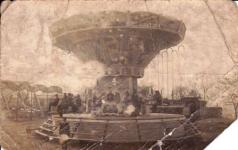 Ein Kettenkarussell der Fam. Drliczek mit Podium. Dieses Bild dürfte vor 1920 aufgenommen worden sein.