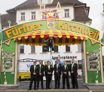 Vorstandschaft der Sektion Fürth (Süddeutscher-Schaustellerverband) vor dem Eingangstor der Kärwa